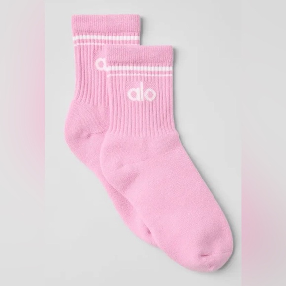 ALO Yoga Accessories - ALO Yoga Unisex Half-Crew Throwback Socks - Sweet
Pink/White